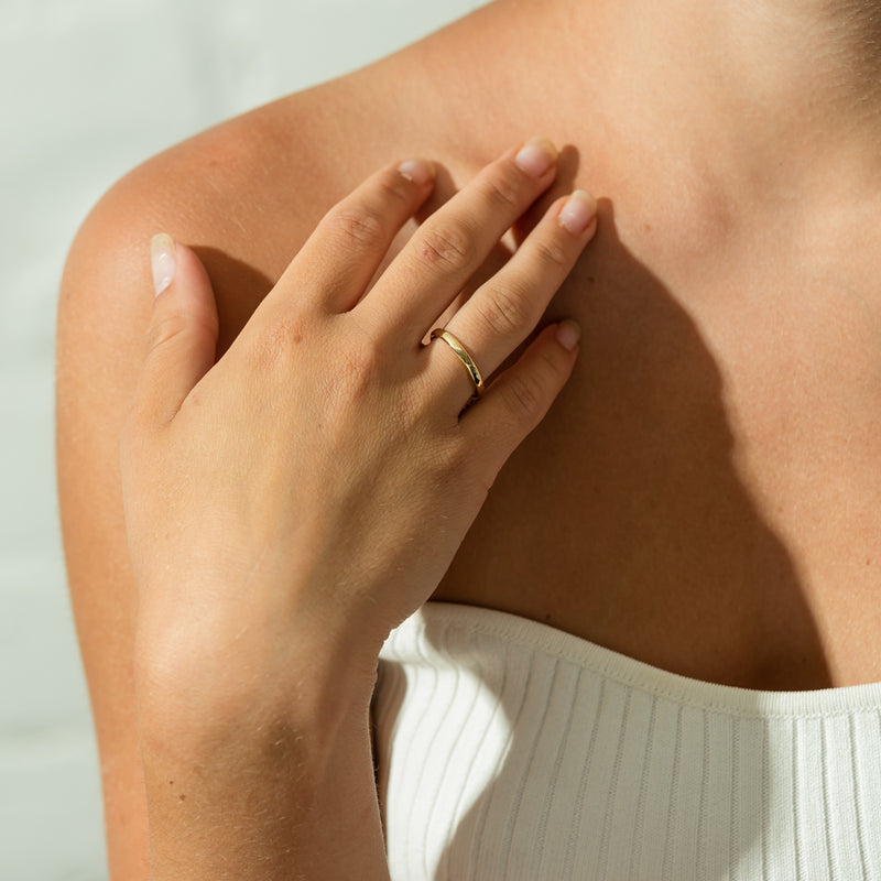 18ct Yellow Gold 2.5mm Band-Ring-Walker & Hall